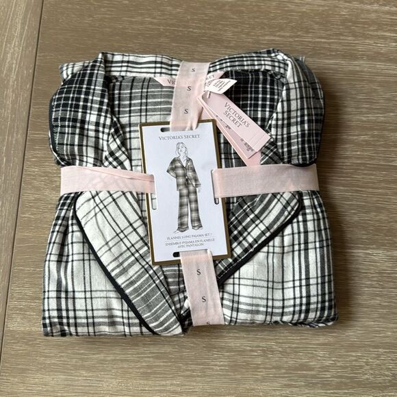 Victoria’s Secret Flannel long Pajamas set Black/White size S/P NWT in packaging - Picture 3 of 5